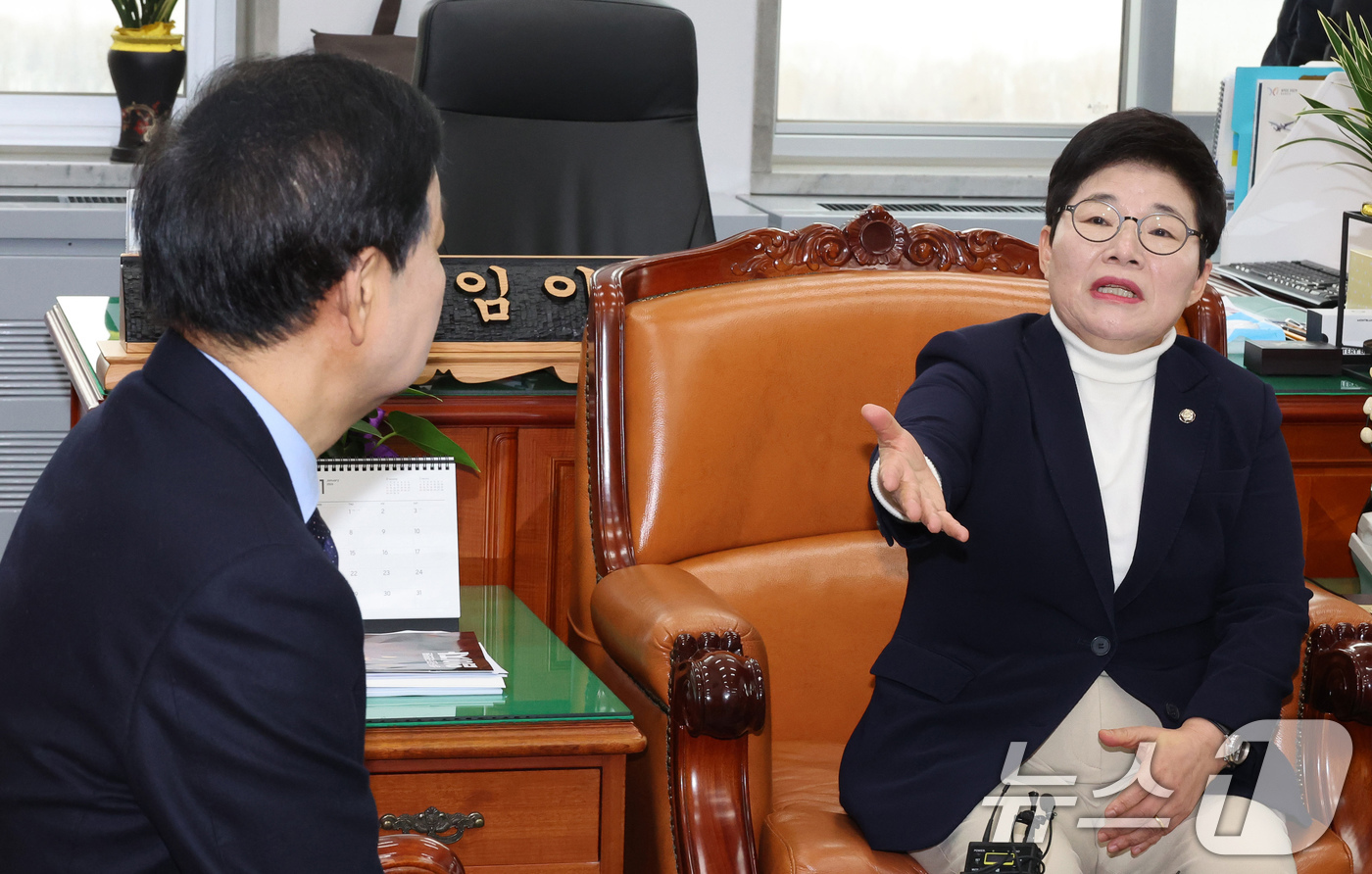 (서울=뉴스1) 유승관 기자 = 임이자 국회 재정경제기획위원장이 4일 서울 여의도 국회에서 구윤철 부총리 겸 재정경제부 장관과 면담하고 있다. (공동취재) 2026.2.4/뉴스1