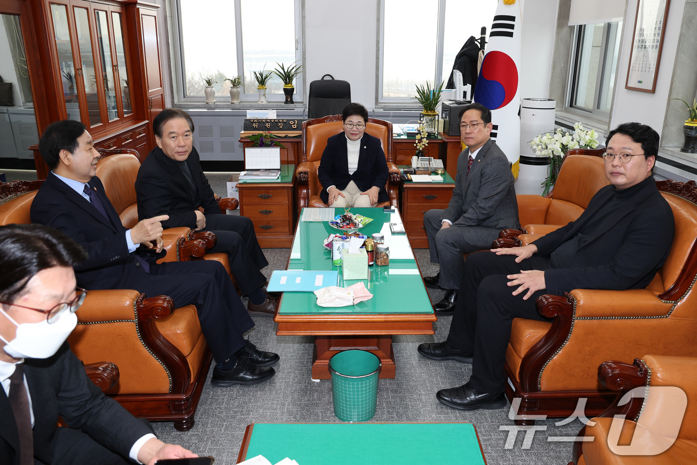 (서울=뉴스1) 유승관 기자 = 구윤철 부총리 겸 재정경제부 장관이 4일 서울 여의도 국회에서 임이자 국회 재정경제기획위원장을 비롯한 재경위원들과 면담하고 있다. (공동취재) 20 …