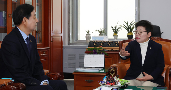 구윤철 부총리 겸 재정경제부 장관과 대화 나누는 임이자 국회 재경위원장