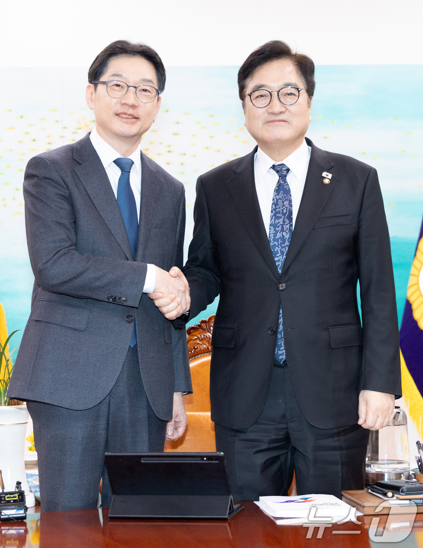 (서울=뉴스1) 이승배 기자 = 우원식 국회의장이 4일 서울 여의도 국회에서 김경수 지방시대위원회 위원장을 접견하고 있다. 2026.2.4/뉴스1