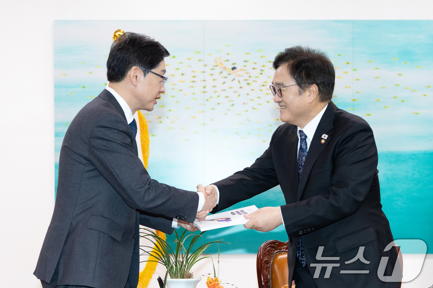 (서울=뉴스1) 이승배 기자 = 우원식 국회의장이 4일 서울 여의도 국회에서 김경수 지방시대위원회 위원장을 접견, 지방소멸대응 자문위원회 보고서를 전달하고 있다. 2026.2.4/ …