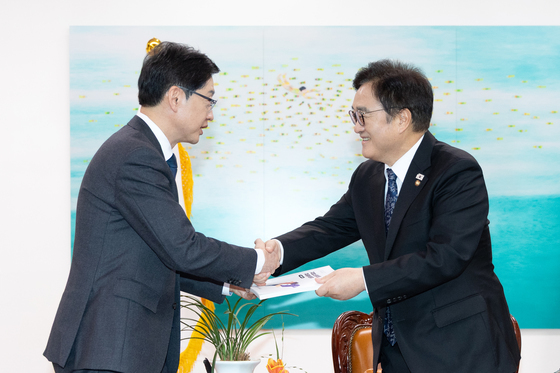 김경수 위원장에게 지방소멸대응 자문위원회 보고서 전달하는 우원식 의장