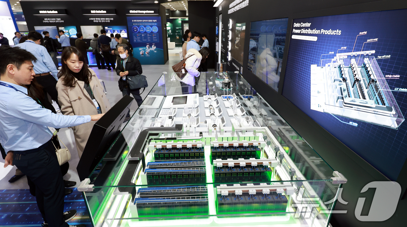 (서울=뉴스1) 이호윤 기자 = 4일 서울 강남구 코엑스에서 열린 '코리아 스마트그리드 엑스포·일렉스 코리아2026'을 방문한 관람객들이 부스를 관람하고 있다. 2026.2.4/뉴 …