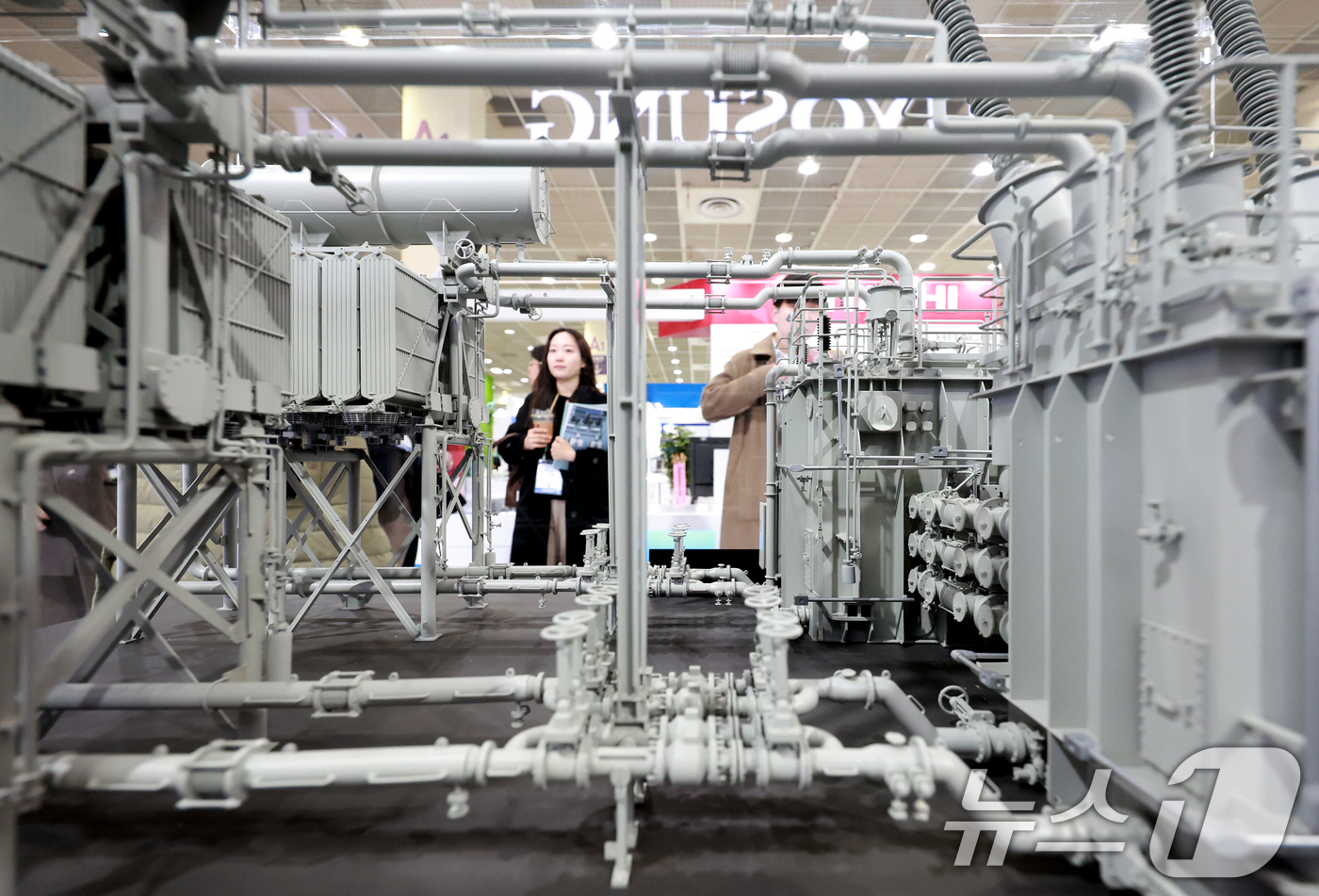 (서울=뉴스1) 이호윤 기자 = 4일 서울 강남구 코엑스에서 열린 '코리아 스마트그리드 엑스포·일렉스 코리아2026'을 방문한 관람객들이 부스를 관람하고 있다. 2026.2.4/뉴 …