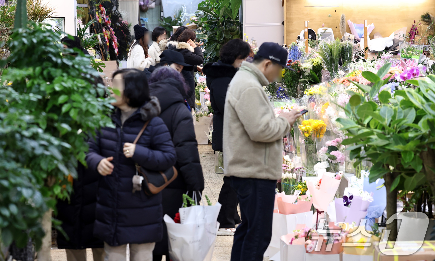 (서울=뉴스1) 구윤성 기자 = 절기상 입춘(立春)인 4일 서울 서초구 양재꽃시장을 찾은 시민들이 꽃을 사고 있다. 2026.2.4/뉴스1