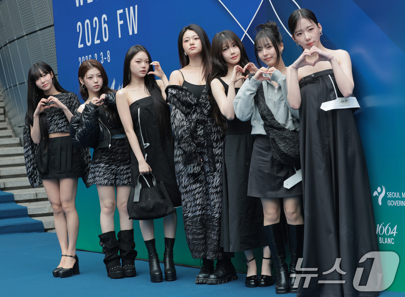 (서울=뉴스1) 권현진 기자 = 그룹 클라씨가 4일 서울 중구 동대문디자인플라자(DDP)에서 열린 2026 F/W 서울패션위크  컬렉션 ‘므아므(MMAM)’ 패션쇼에 참석해 포즈를 …