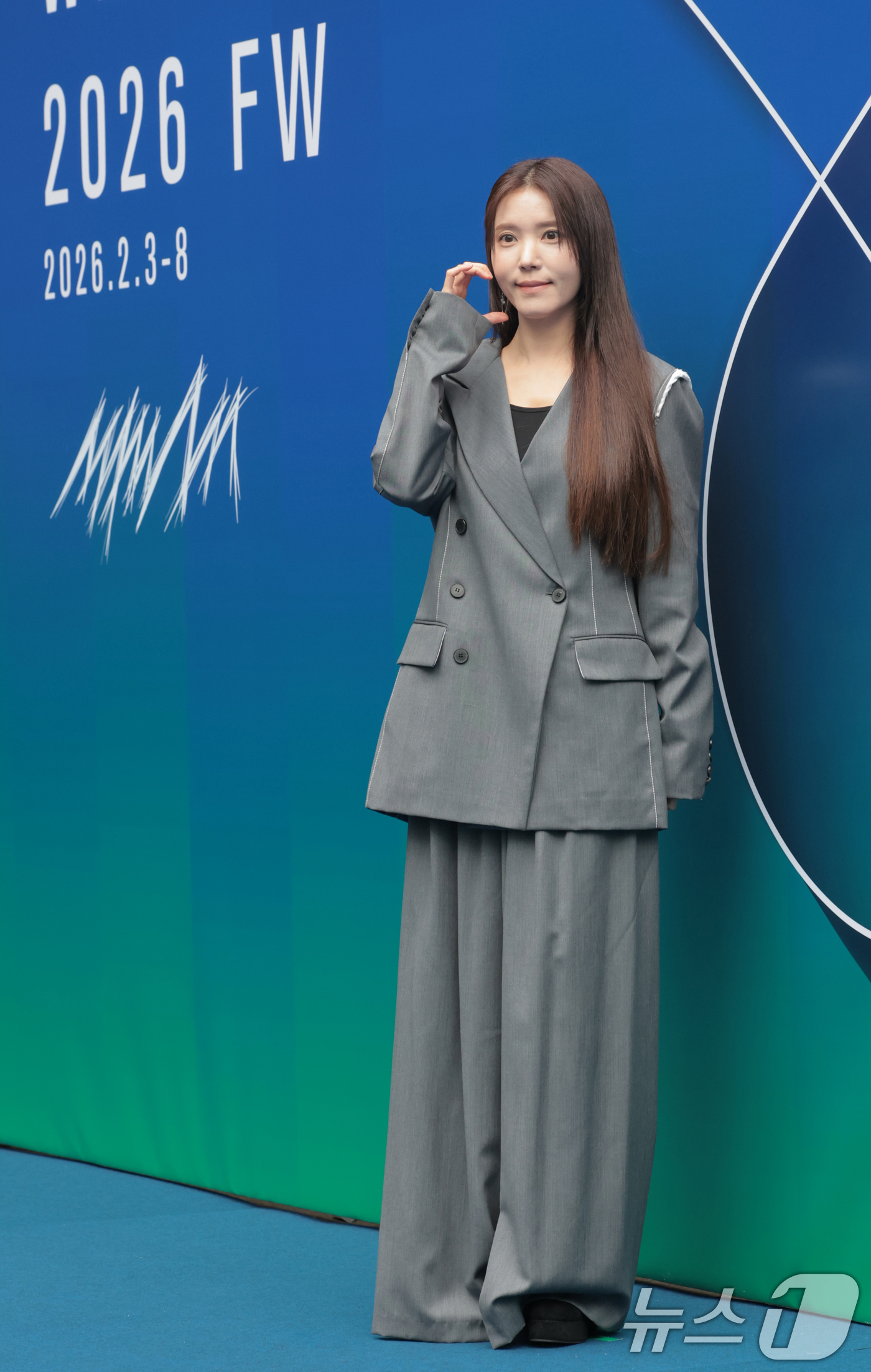 (서울=뉴스1) 권현진 기자 = 배우 정시아가 4일 서울 중구 동대문디자인플라자(DDP)에서 열린 2026 F/W 서울패션위크  컬렉션 ‘므아므(MMAM)’ 패션쇼에 참석해 포즈를 …