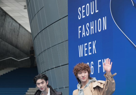 태국 배우 토마스·껑, 서울패션위크 나들이