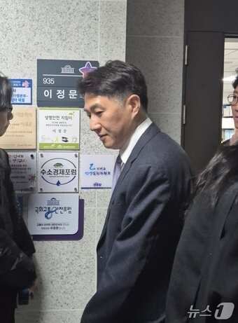 본문 이미지 -  오경석 두나무 대표가 4일 오전 국회 이정문 더불어민주당 의원실에서 회의를 마친 뒤 나오고 있다.2026.2.4./뉴스1