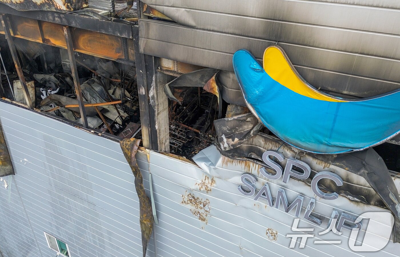 본문 이미지 - 4일 경기 시흥시 SPC삼립 시화공장 화재 사고 현장에서 경기남부경찰청 과학수사대와 경기도소방재난본부 관계자들이 합동감식을 하고 있다. (공동취재) 2026.2.4 ⓒ 뉴스1 김영운 기자