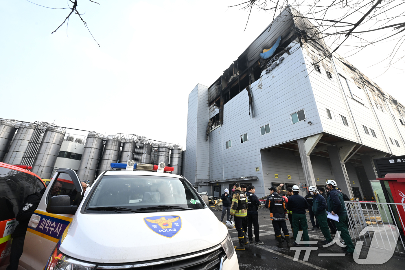 (시흥=뉴스1) 김영운 기자 = 4일 경기 시흥시 SPC삼립 시화공장 화재 사고 현장에서 경기남부경찰청 과학수사대와 경기도소방재난본부 관계자들이 합동감식을 하고 있다. (공동취재) …