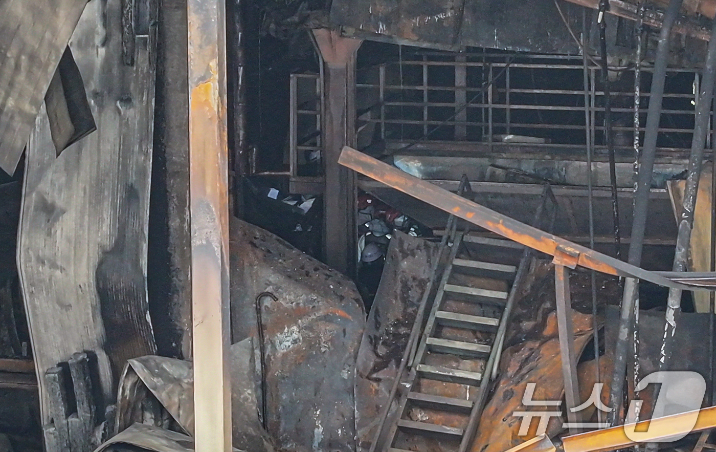 (시흥=뉴스1) 김영운 기자 = 4일 경기 시흥시 SPC삼립 시화공장 화재 사고 현장에서 경기남부경찰청 과학수사대와 경기도소방재난본부 관계자들이 합동감식을 하고 있다. (공동취재) …