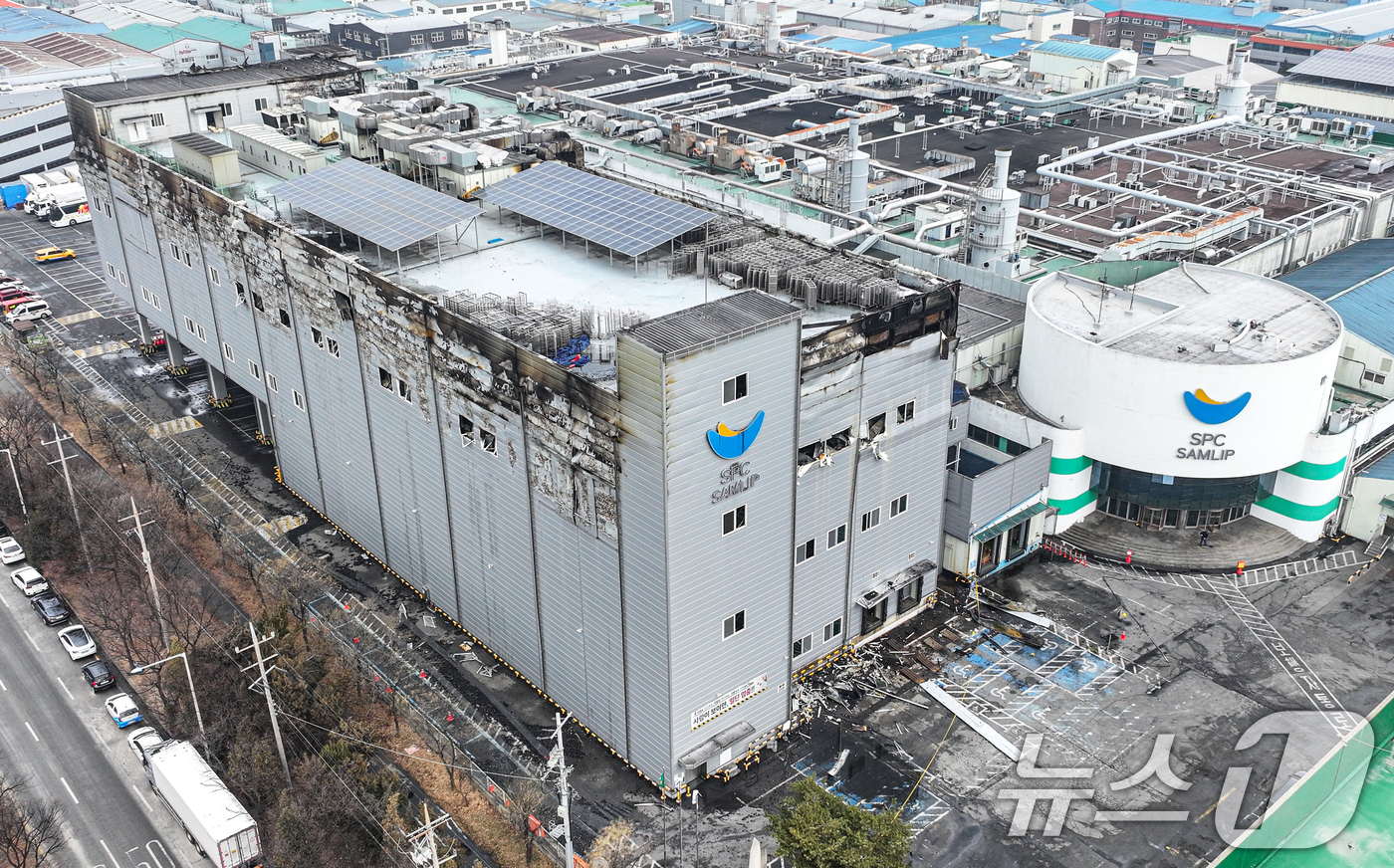 (시흥=뉴스1) 김영운 기자 = 4일 경기 시흥시 SPC삼립 시화공장 화재 사고 현장에서 경기남부경찰청 과학수사대와 경기도소방재난본부 관계자들이 합동감식을 하고 있다. (공동취재) …