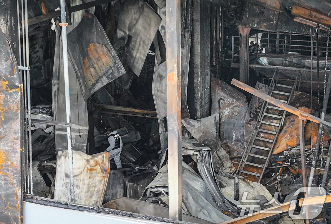 (시흥=뉴스1) 김영운 기자 = 4일 경기 시흥시 SPC삼립 시화공장 화재 사고 현장에서 경기남부경찰청 과학수사대와 경기도소방재난본부 관계자들이 합동감식을 하고 있다. (공동취재) …