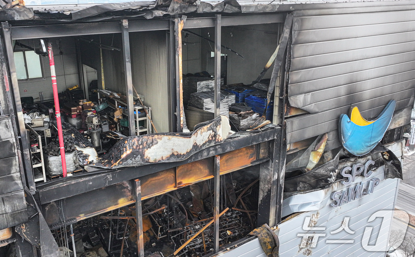 (시흥=뉴스1) 김영운 기자 = 4일 경기 시흥시 SPC삼립 시화공장 화재 사고 현장에서 경기남부경찰청 과학수사대와 경기도소방재난본부 관계자들이 합동감식을 하고 있다. (공동취재) …