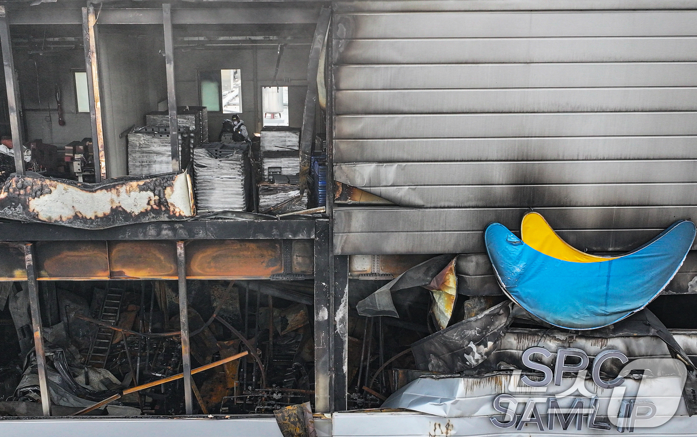 (시흥=뉴스1) 김영운 기자 = 4일 경기 시흥시 SPC삼립 시화공장 화재 사고 현장에서 경기남부경찰청 과학수사대와 경기도소방재난본부 관계자들이 합동감식을 하고 있다. (공동취재) …