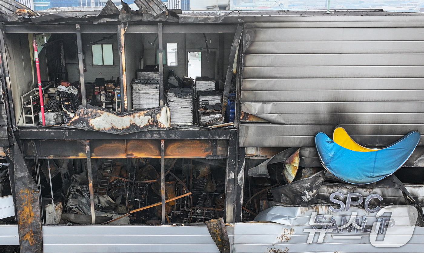 (시흥=뉴스1) 김영운 기자 = 4일 경기 시흥시 SPC삼립 시화공장 화재 사고 현장에서 경기남부경찰청 과학수사대와 경기도소방재난본부 관계자들이 합동감식을 하고 있다. (공동취재) …