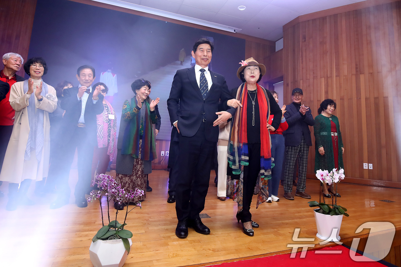 (대구=뉴스1) 공정식 기자 = 봄의 시작을 알리는 절기 입춘(立春)인 4일 오전 대구 달서구노인종합복지관에서 열린 '제21기 달서구노인복지대학 졸업식'에서 이태훈 달서구청장과 재 …