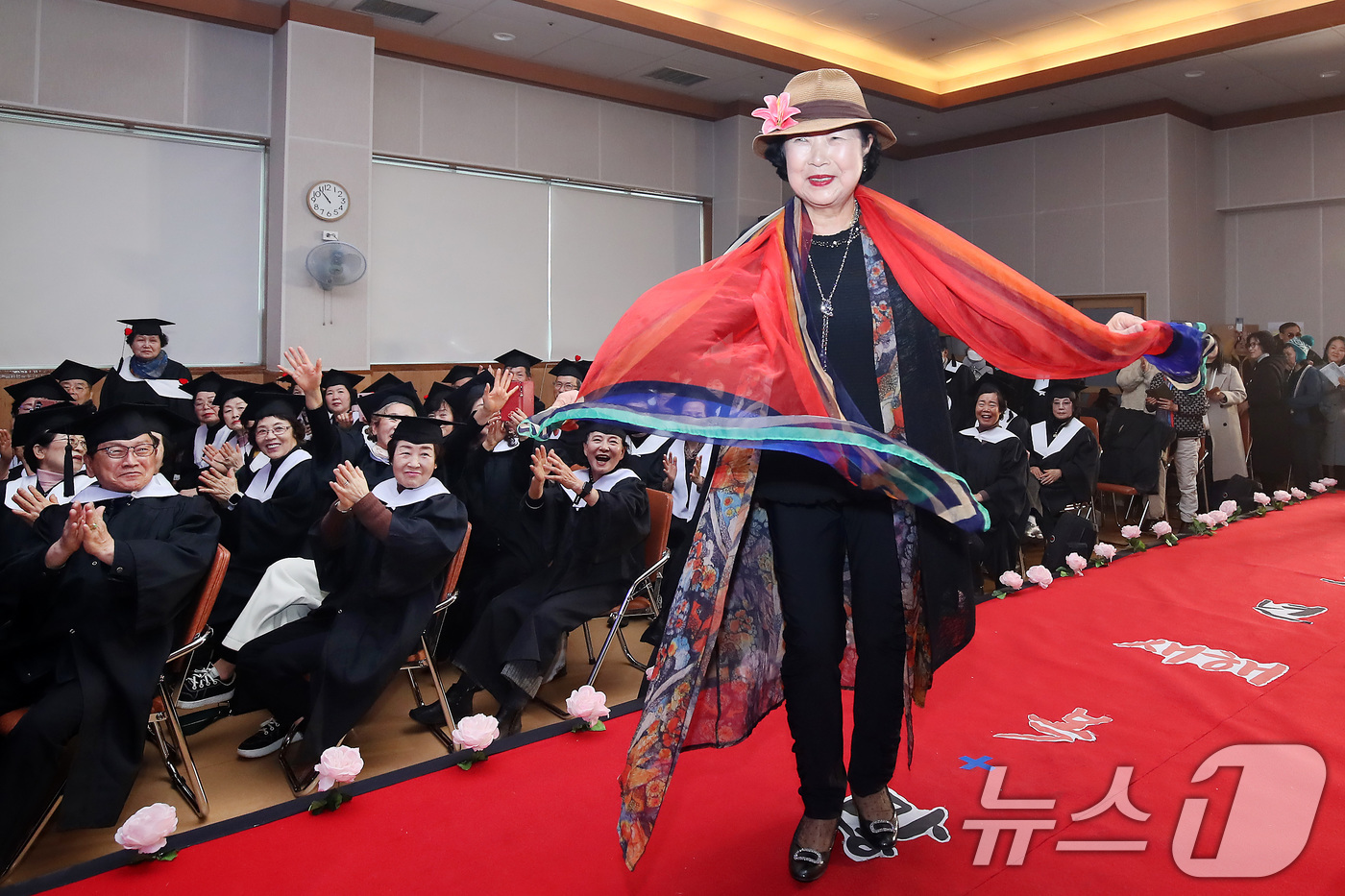 (대구=뉴스1) 공정식 기자 = 봄의 시작을 알리는 절기 입춘(立春)인 4일 오전 대구 달서구노인종합복지관에서 열린 '제21기 달서구노인복지대학 졸업식'에서 재학생 시니어 모델이 …