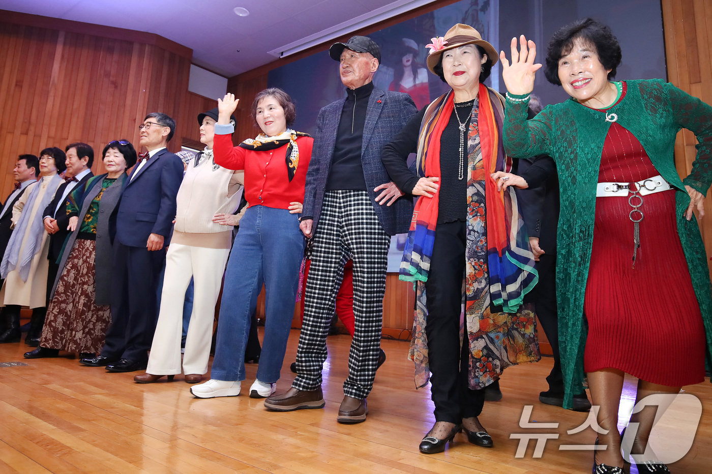 (대구=뉴스1) 공정식 기자 = 봄의 시작을 알리는 절기 입춘(立春)인 4일 오전 대구 달서구노인종합복지관에서 열린 '제21기 달서구노인복지대학 졸업식'에서 재학생 시니어 모델이 …