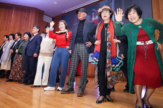 시니어 모델의 졸업축하 워킹