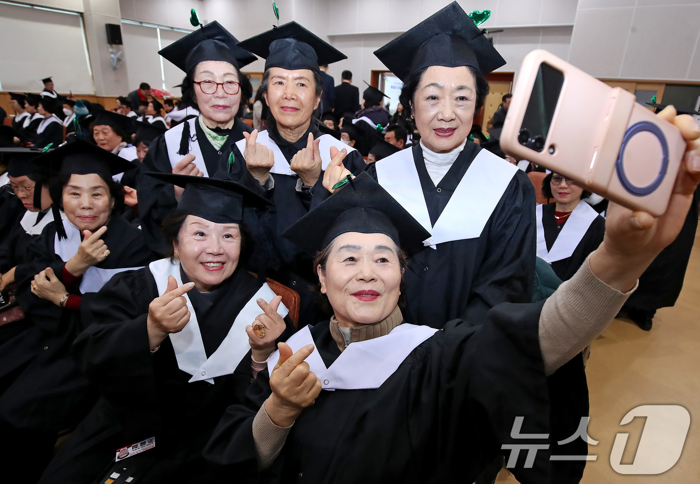 (대구=뉴스1) 공정식 기자 = 봄의 시작을 알리는 절기 입춘(立春)인 4일 오전 대구 달서구노인종합복지관에서 열린 '제21기 달서구노인복지대학 졸업식'에 참석한 졸업생들이 학사모 …