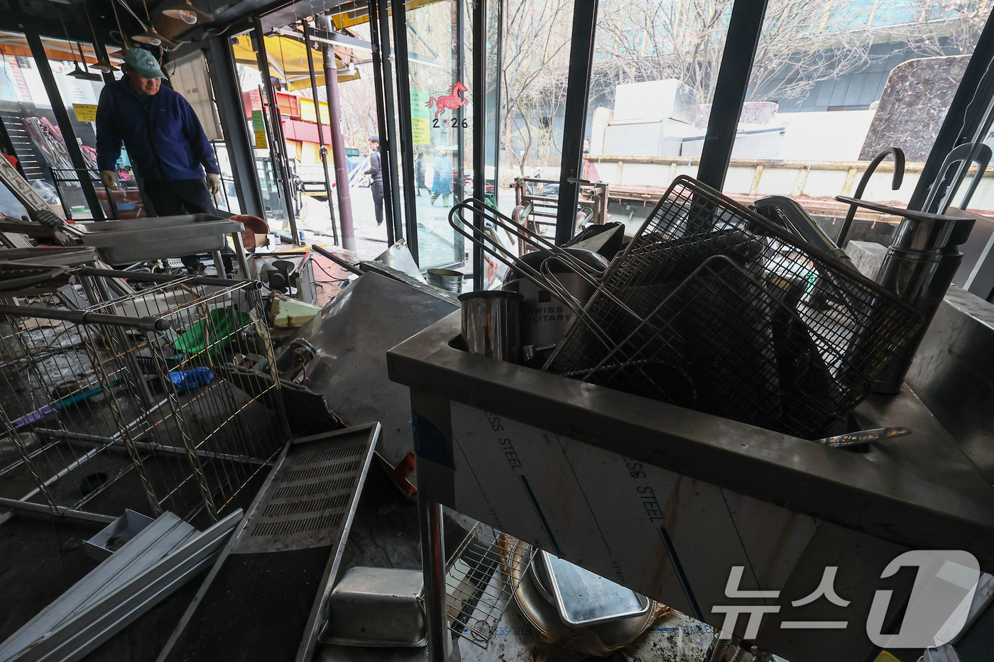 (서울=뉴스1) 김도우 기자 = 4일 서울 시내 한 카페 겸 술집으로 운영했던 가게가 폐업으로 철거되고 있다.소비의 중심이 자택과 온라인으로 빠르게 이동하면서 간이주점과 호프집, …