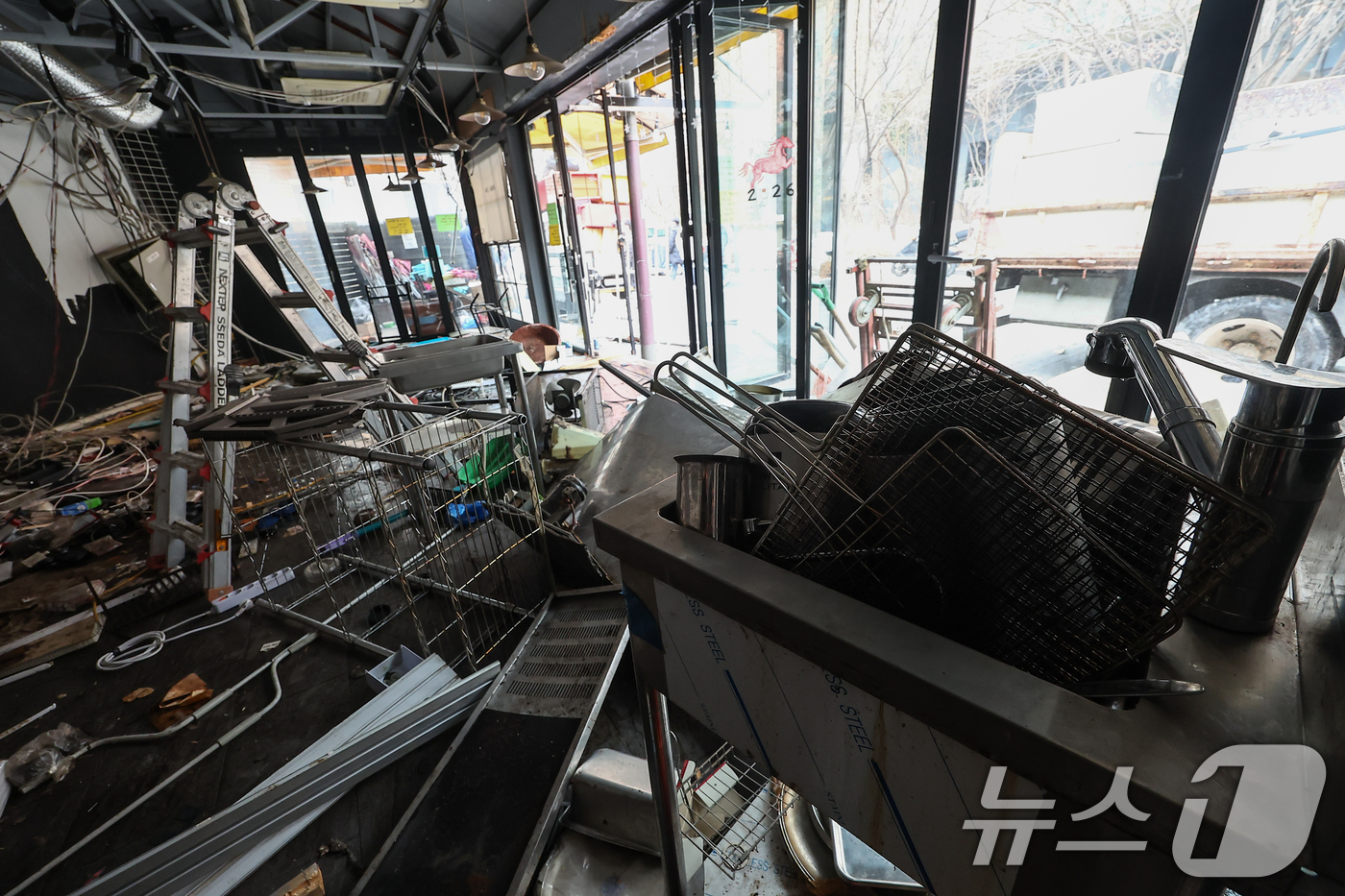 (서울=뉴스1) 김도우 기자 = 4일 서울 시내 한 카페 겸 술집으로 운영했던 가게가 폐업으로 철거되고 있다.소비의 중심이 자택과 온라인으로 빠르게 이동하면서 간이주점과 호프집, …