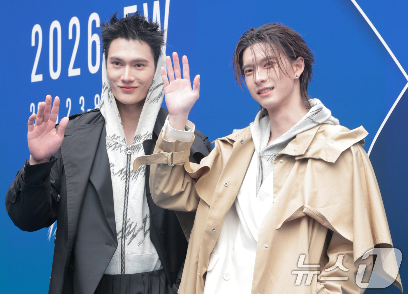 (서울=뉴스1) 권현진 기자 = 태국 배우 파벨(Pavel)과 푸(Pooh)가 4일 서울 중구 동대문디자인플라자(DDP)에서 열린 2026 F/W 서울패션위크  컬렉션에서 ‘므아므 …