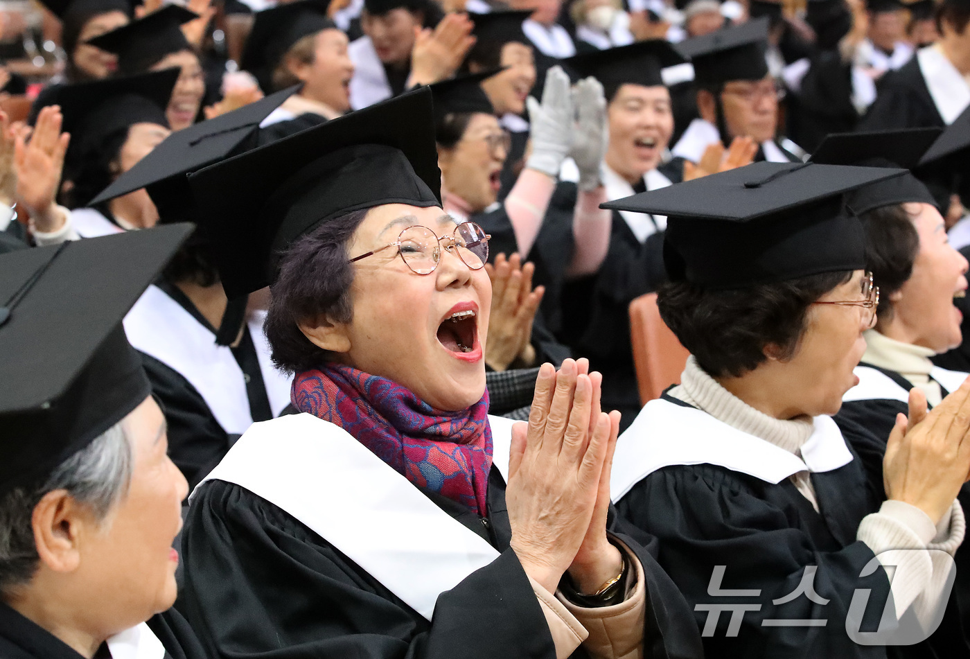 (대구=뉴스1) 공정식 기자 = 봄의 시작을 알리는 절기 입춘(立春)인 4일 오전 대구 달서구노인종합복지관에서 열린 '제21기 달서구노인복지대학 졸업식'에서 학사모와 학사복을 차려 …