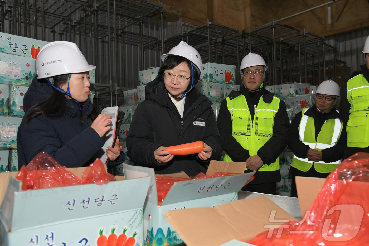 (서울=뉴스1) = 오유경 식품의약품안전처장이 4일 경기도 평택 소재 수입농산물 보세창고를 방문해 설 명절에 많이 소비되는 수입농산물의 검사 현장을 살펴보고 있다. (식품의약품안전 …