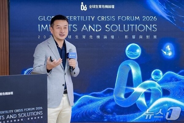 본문 이미지 - 인구경제학자 제임스 량(James Liang) 박사가 홍콩에서 개최된 '2026 글로벌 출산율 위기 포럼'에서 발표를 진행하고 있다. 사진=제노베이션 재단 제공