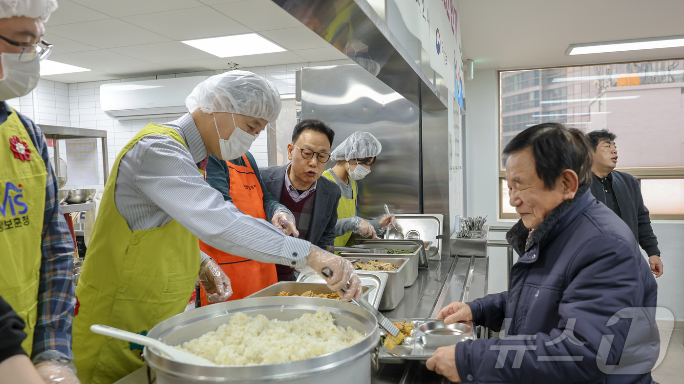 (서울=뉴스1) = 권오을 국가보훈부 장관이 4일 오전 서울시 용산구 서울연탄은행에서 열린 '민.관.군이 함께하는 설맞이 찾아가는 보훈 따뜻한 한 끼 봉사'에서 국가유공자들에게 배 …