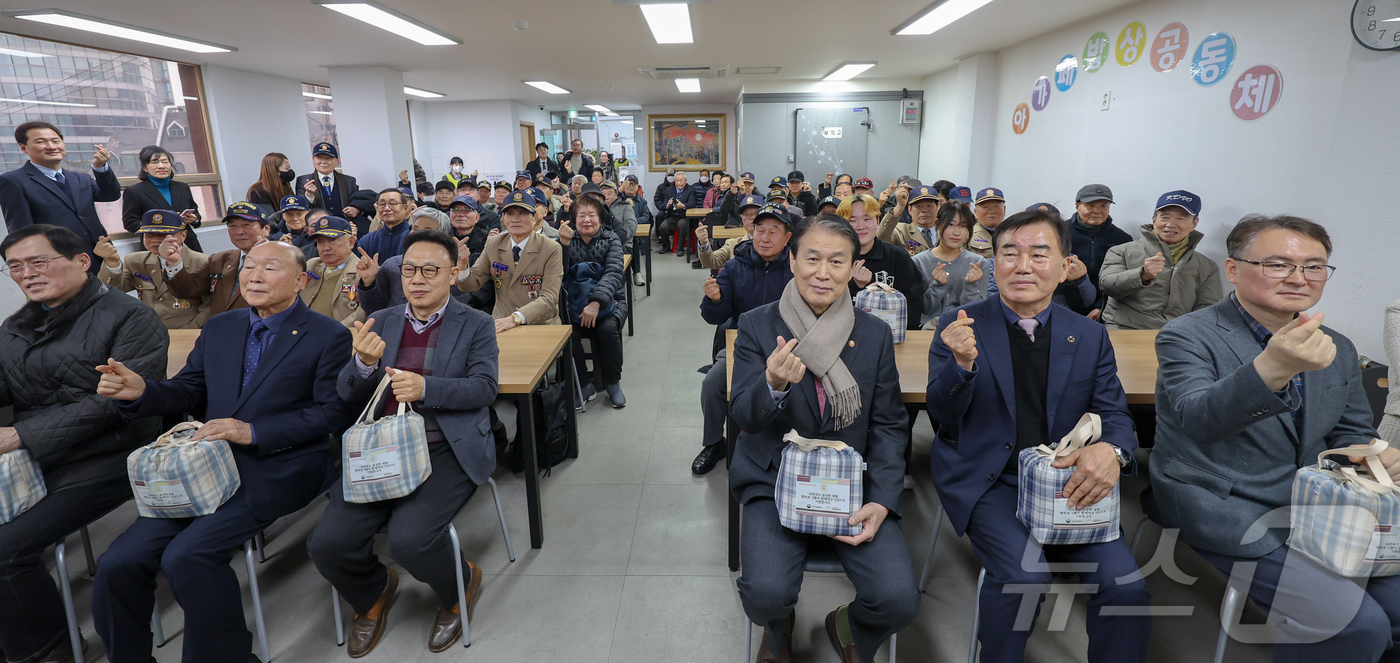 (서울=뉴스1) = 권오을 국가보훈부 장관이 4일 오전 서울시 용산구 서울연탄은행에서 열린 '민.관.군이 함께하는 설맞이 찾아가는 보훈 따뜻한 한 끼 봉사'에서 허기복 밥상공동체 …