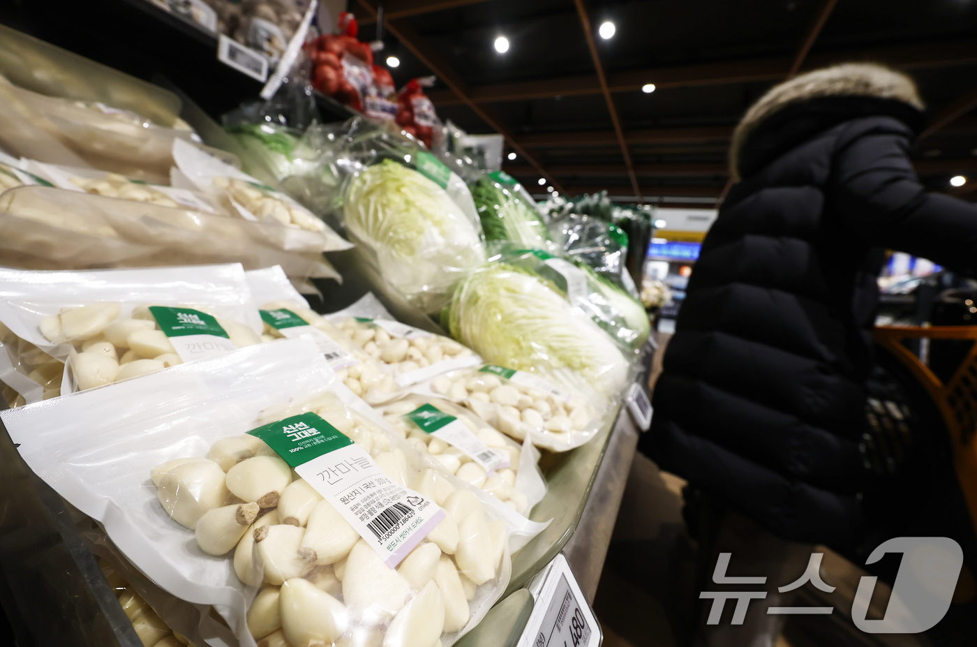 (서울=뉴스1) 김민지 기자 = 4일 한국농수산식품유통공사(aT) 농산물유통정보에 따르면 지난해 깐마늘 1㎏ 평균 소매가격은 1만1189원으로, 2024년 평균 가격(9725원)보 …