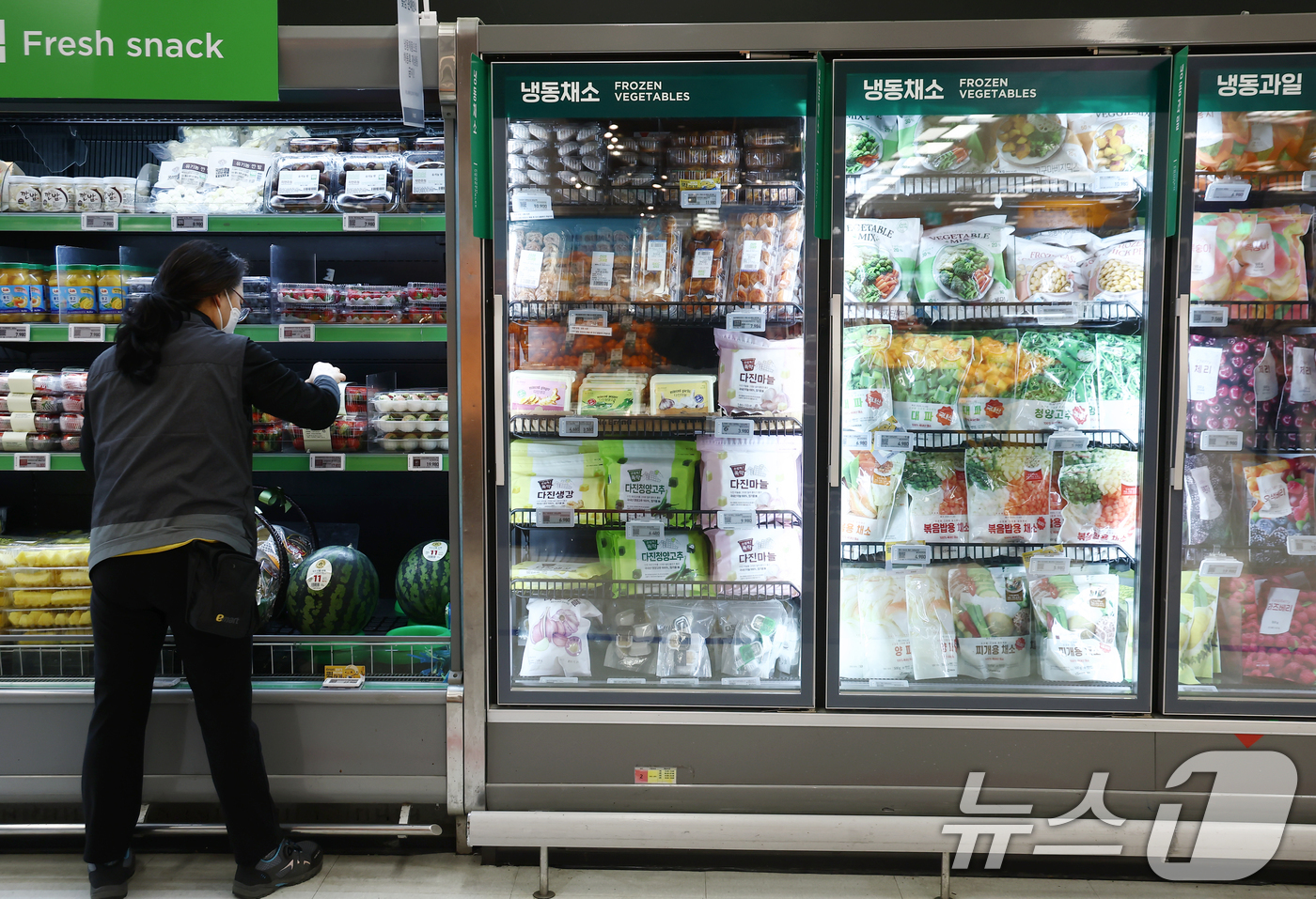 (서울=뉴스1) 김민지 기자 = 고물가와 이상기후 영향으로 채소 가격 변동이 커지면서 냉동채소에 대한 수요가 늘고 있다.유통업계에 따르면 이마트에서 지난해 신선채소 매출은 전년 대 …