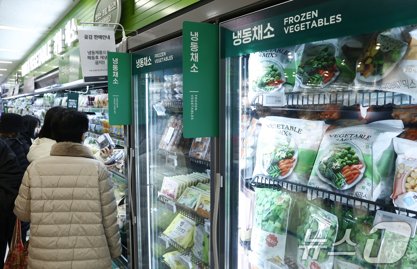 (서울=뉴스1) 김민지 기자 = 고물가와 이상기후 영향으로 채소 가격 변동이 커지면서 냉동채소에 대한 수요가 늘고 있다.유통업계에 따르면 이마트에서 지난해 신선채소 매출은 전년 대 …