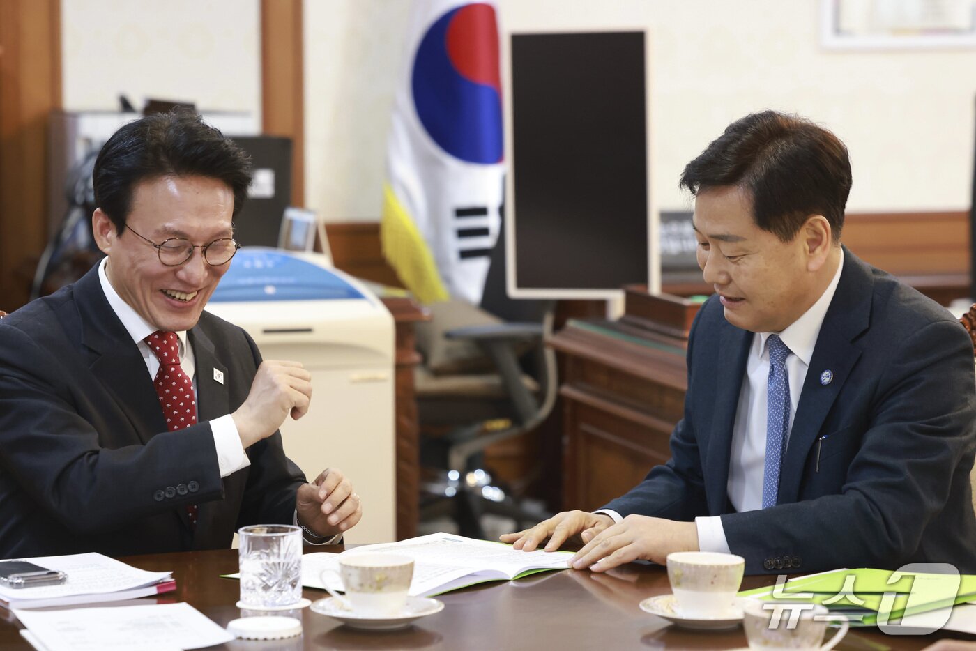 본문 이미지 - 4일 정부서울청사에서 김관영 전북지사가 김민석 국무총리와 면담을 갖고 전북의 경쟁력 강화와 국가균형발전 실현을 위한 완주·전주 통합 등 3대 핵심 현안에 대해 정부 차원의 적극적인 관심과 지원을 요청 하고 있다.(국무총리실 제공. 재판매 및 DB금지)/뉴스1 