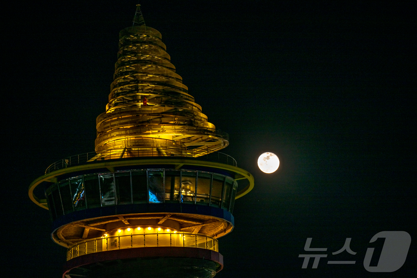 (속초=뉴스1) 윤왕근 기자 = 음력으로 2025년의 마지막 보름이 하루 지난 2월 3일(음력 12월 16일), 여전히 둥근 모습을 유지한 달이 속초시 관내 주요 명소를 밝게 비추 …