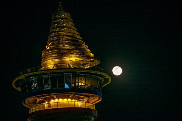 속초에 뜬 음력 2025년 마지막 보름달