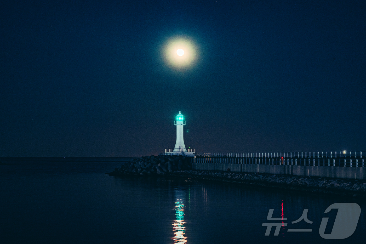 (속초=뉴스1) 윤왕근 기자 = 음력으로 2025년의 마지막 보름이 하루 지난 2월 3일(음력 12월 16일), 여전히 둥근 모습을 유지한 달이 속초시 관내 주요 명소를 밝게 비추 …