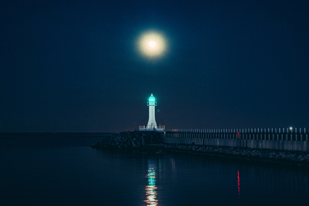 속초 비춘 음력 2025년 마지막 보름달