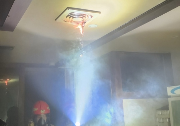 울산 남구 노래방서 화재…1명 화상