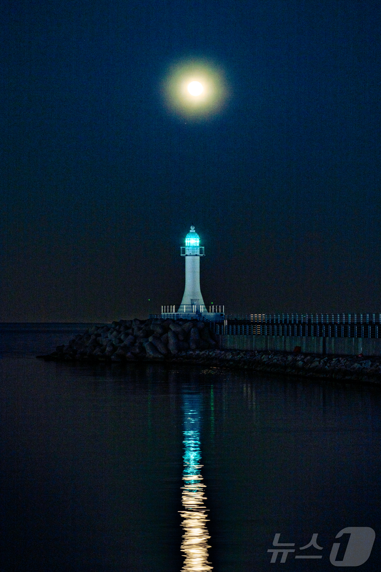 (속초=뉴스1) 윤왕근 기자 = 음력으로 2025년의 마지막 보름이 하루 지난 2월 3일(음력 12월 16일), 여전히 둥근 모습을 유지한 달이 속초시 관내 주요 명소를 밝게 비추 …