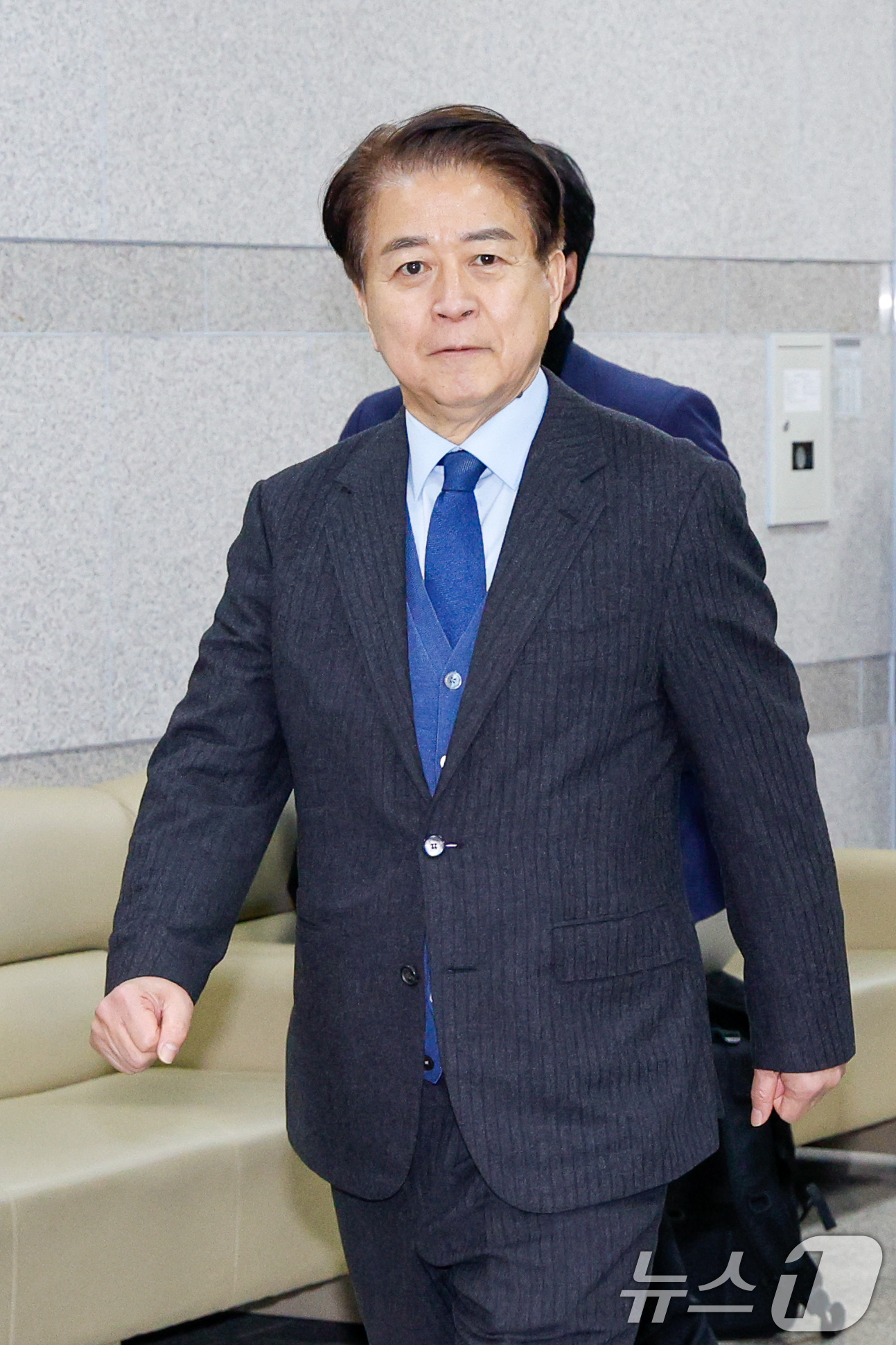 (서울=뉴스1) 안은나 기자 = '6천만원 뇌물 수수 혐의'와 관련 1심에서 무죄를 선고받은 노웅래 전 더불어민주당 의원이 4일 오후 서울 서초구 중앙지방법원에서 정치자금법 위반 …