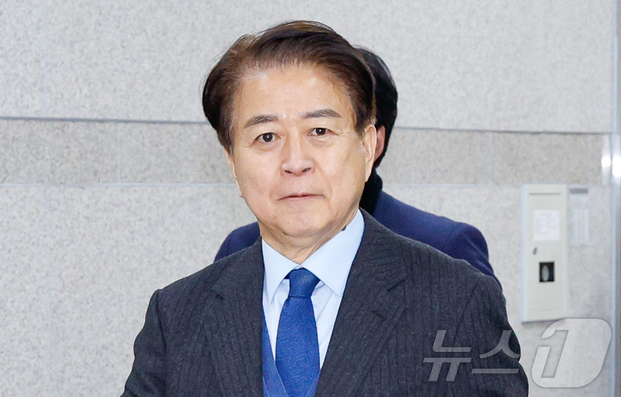 (서울=뉴스1) 안은나 기자 = '6천만원 뇌물 수수 혐의'와 관련 1심에서 무죄를 선고받은 노웅래 전 더불어민주당 의원이 4일 오후 서울 서초구 중앙지방법원에서 정치자금법 위반 …