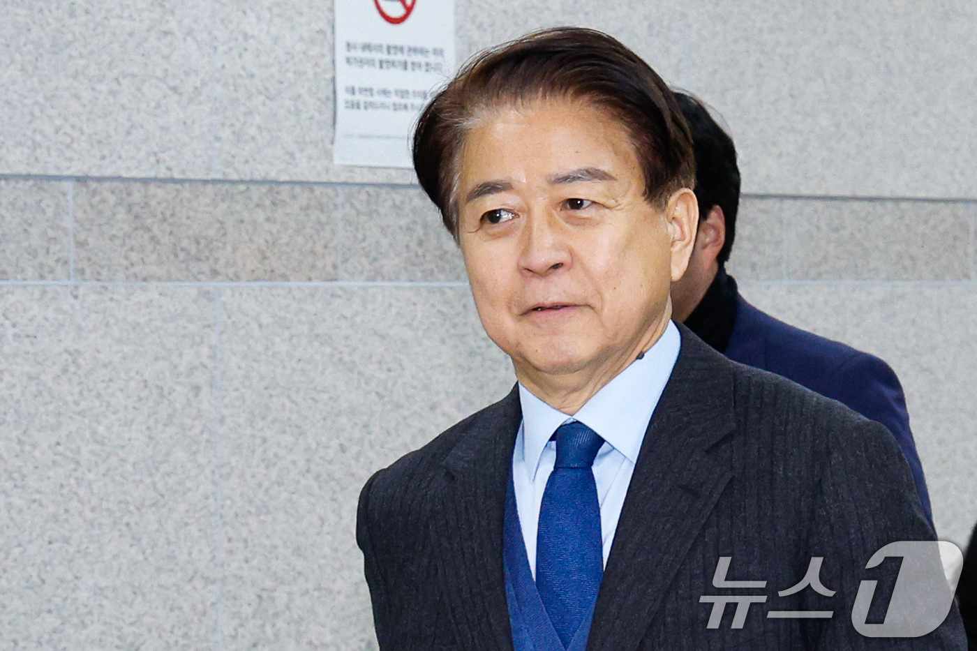 (서울=뉴스1) 안은나 기자 = '6천만원 뇌물 수수 혐의'와 관련 1심에서 무죄를 선고받은 노웅래 전 더불어민주당 의원이 4일 오후 서울 서초구 중앙지방법원에서 정치자금법 위반 …