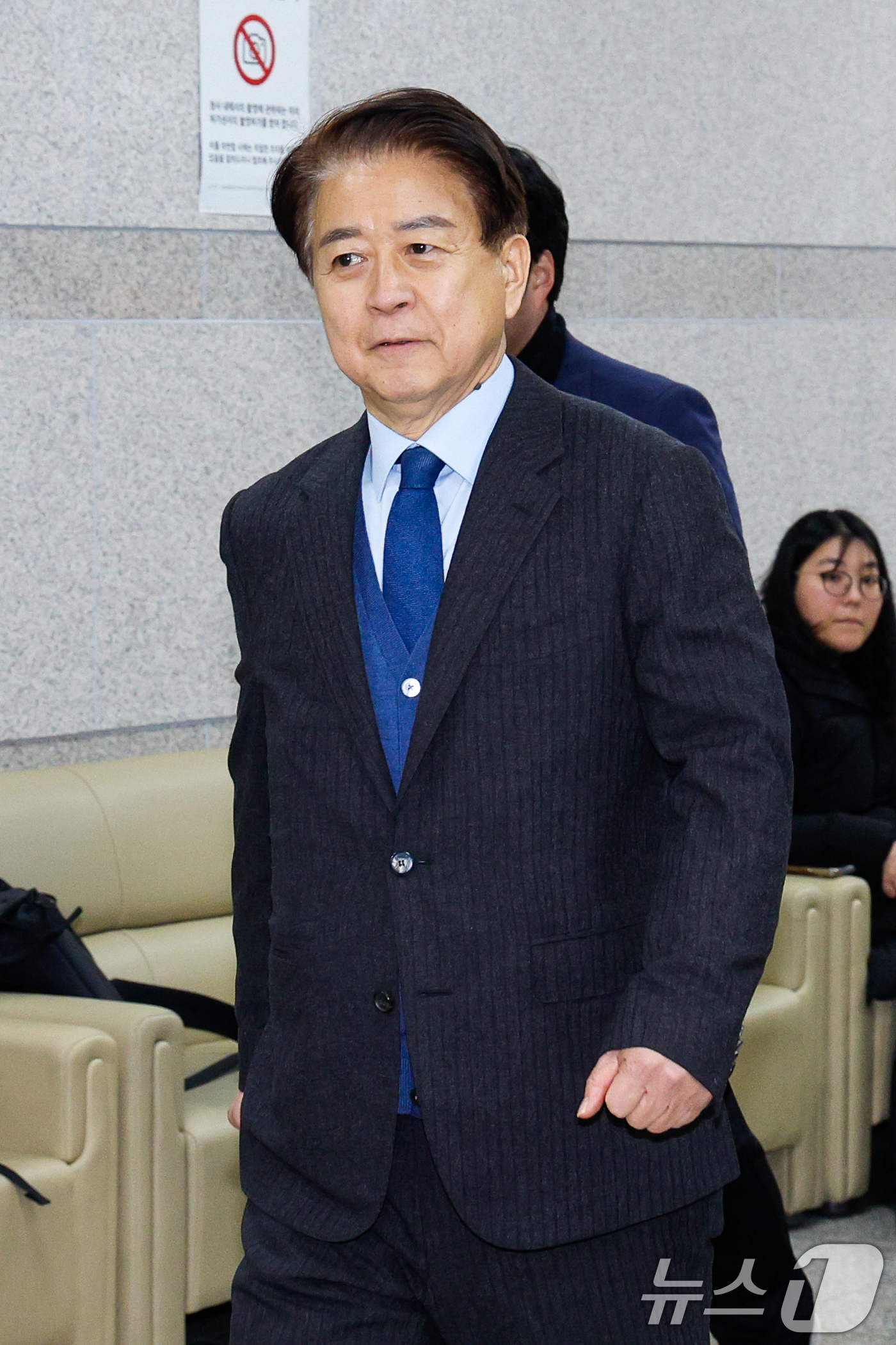 (서울=뉴스1) 안은나 기자 = '6천만원 뇌물 수수 혐의'와 관련 1심에서 무죄를 선고받은 노웅래 전 더불어민주당 의원이 4일 오후 서울 서초구 중앙지방법원에서 정치자금법 위반 …