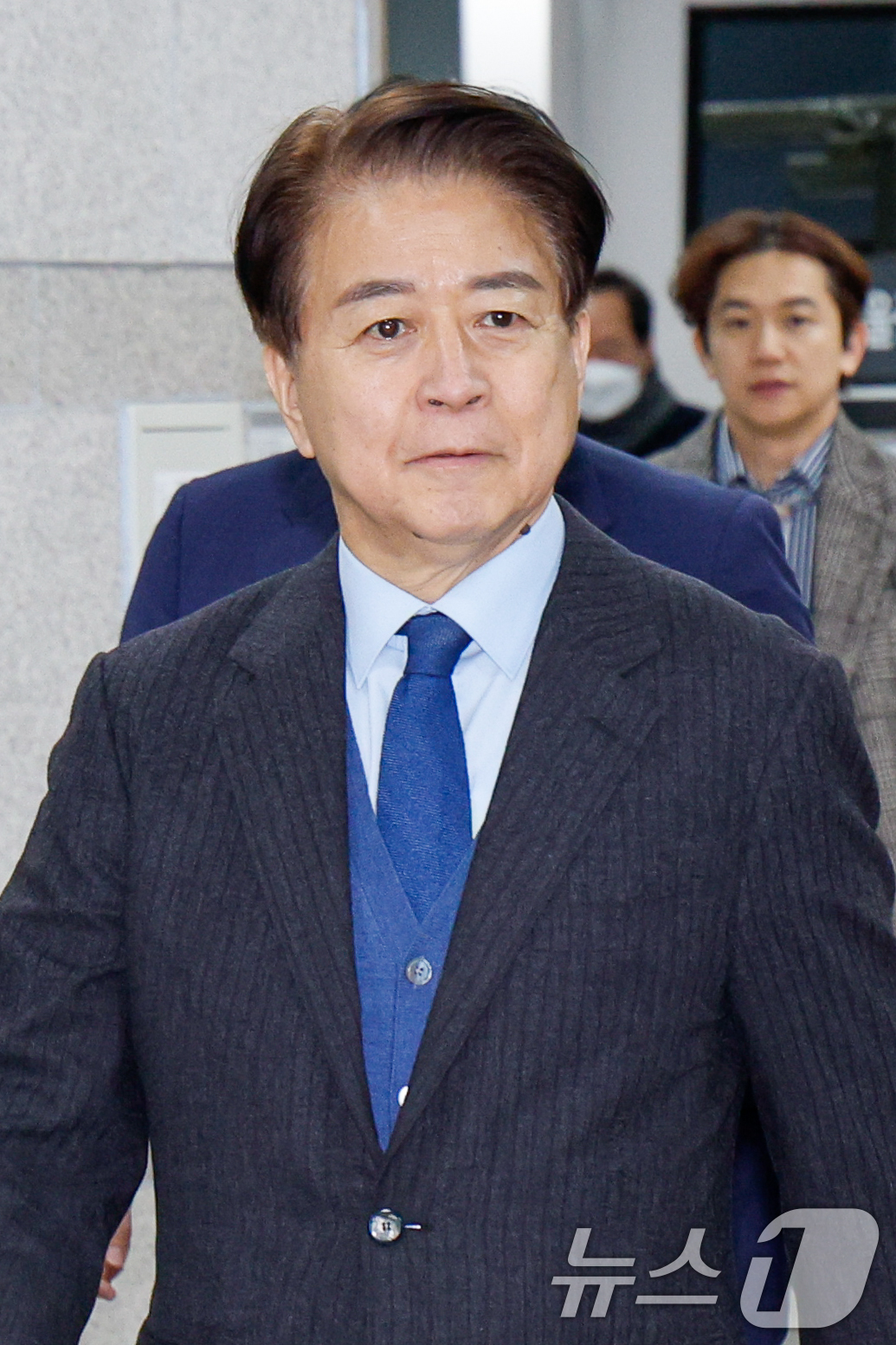 (서울=뉴스1) 안은나 기자 = '6천만원 뇌물 수수 혐의'와 관련 1심에서 무죄를 선고받은 노웅래 전 더불어민주당 의원이 4일 오후 서울 서초구 중앙지방법원에서 정치자금법 위반 …