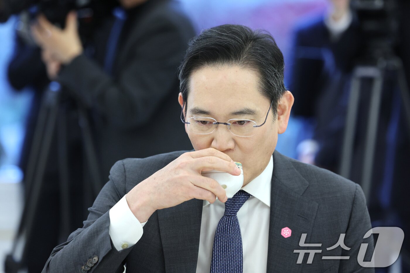 본문 이미지 - 이재용 삼성전자 회장이 4일 청와대에서 열린 청년일자리와 지방투자 확대를 위한 기업간담회에서 물을 마시고 있다. 2026.2.4 ⓒ 뉴스1 이재명 기자